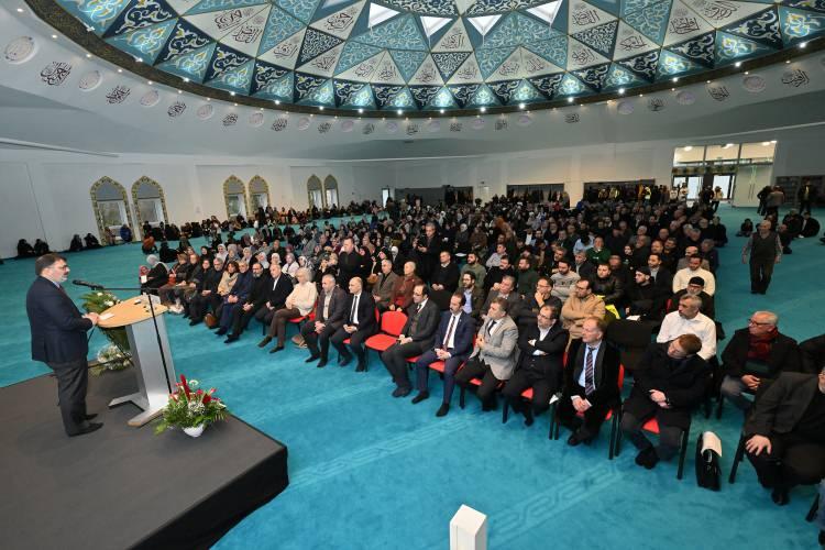 <p>"DİTİB, 40 yıllık dernek geçmişi, deneyim ve bilgi birikimi ve yarım asrı aşkın süredir bu ülkede kök salmış, inanç, kültür ve deneyim bakımından zengin bir çalışma ve hizmet alanına sahiptir. DİTİB, özellikle sosyal, gençlik, kadın ve yaşlılara yönelik çalışmalarının yanı sıra İslam din dersleri, imam eğitimi, burs programları, manevi rehberlik veya mültecilere yardım gibi konularda da toplumsal barışa ve Müslümanların katılımına yönelik önemli katkılarda bulunan bir kurumdur. Yarım asrı aşkın süredir bu ülkede deneyim, bilgi ve birikime sahip DİTİB teşkilatı ve onun bir şubesi olan bu cami derneğimiz, köprü vazifesinden öte ortak geleceğe yol gösteren bir eserdir."</p>