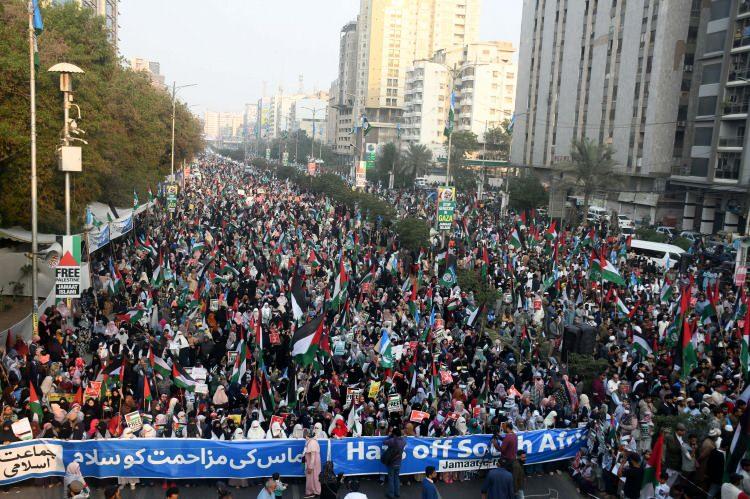 <p><strong>"GAZZE'YE SOYKIRIMI DURDURUN"</strong></p>
<p>Protestocular "<strong>Gazze’de soykırımı durdurun</strong>" yazılı pankartlar taşıyarak, Filistin halkı ile dayanışmalarını vurguladı.</p>
<p> </p>