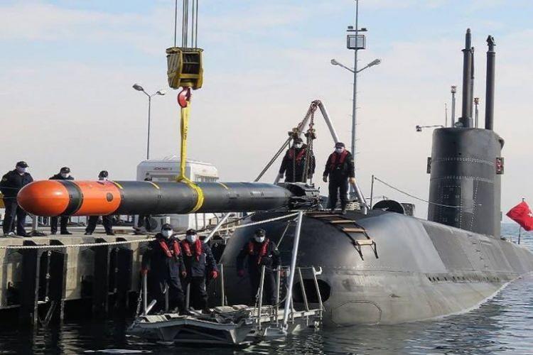 <p>"AKYA sadece denizaltıdan atılan uzun menzilli milli bir torpido değildir. Bilinmeyen bir silahtır. NATO ülkelerinde üç ana tip torpido var. ABD yapımı MK 48, İngiliz Tigerfish ve Alman üretimi DM2A4. Bu torpidolar Türk Donanmasında mevcut olup tüm NATO donanmalarında durum benzerdir. AKYA ortada hiçbir ambargo tehdidi yokken ortaya konan bir silah. Yabancıların ya da rakiplerimizin ezbere bildiği torpidolar haricinde kendi yazılım ve algoritmalarımızla üreteceğimiz bir denizaltı avcısı istendi. Ve bu taleple 'bilinmezlik içermek' üzere tasarlanmaya başladı."</p>
<p> </p>