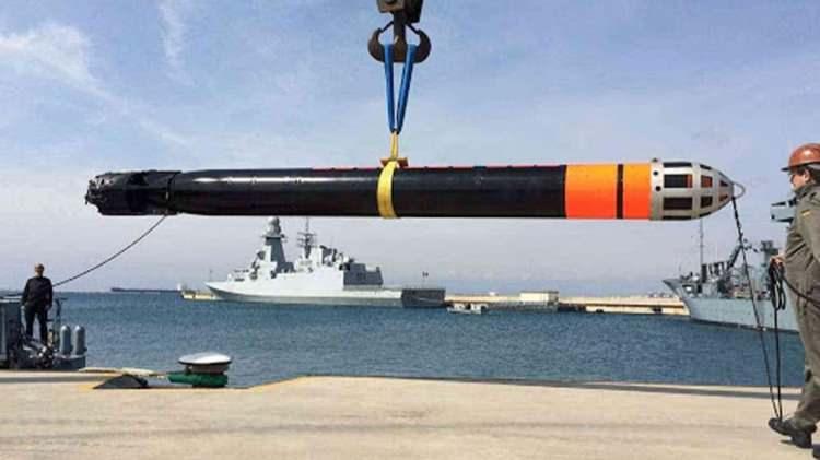 <p>Yerli denizaltı üretimimizin başladığı bir süreçteyiz. Ayrıca başka ülkelerin denizaltılarını da modernize ettiğimiz bir dönemden geçiyoruz. Tam da böyle bir zamanda ilk test atışını yaptığımız yerli ağır torpidomuzun da ihracatını göreceğimiz konusunda umutluyum. Sistemi satıp silahı için başka ülkelere bağlı kalmak ülkemizin ihracat şansını azaltacaktı. Şimdi hem savaş yönetim sistemi hem de ateşleyebileceği mühimmatlar yerli. </p>