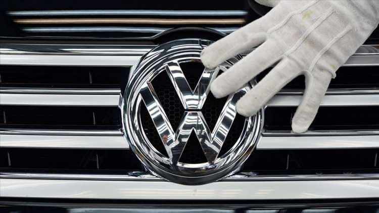 <p>Alman otomobil devi Volkswagen, yapay zeka tabanlı bir sistem olan ChatGPT'yi VW'nin en yeni bilgi-eğlence sistemine sahip modellerine entegre ediyor.</p>
