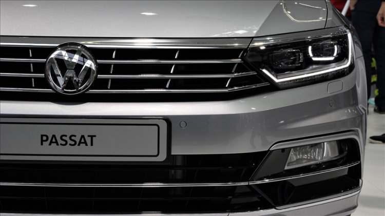 <p>Chatbot özelliği bu yılın sonlarında standart ekipman haline geldiğinde, uyumlu modeller arasında VW ID.3, ID.4, ID.5 ve ID.7'nin yanı sıra yeni Passat, yeni Tiguan ve yeni Tiguan da yer alacak. </p>