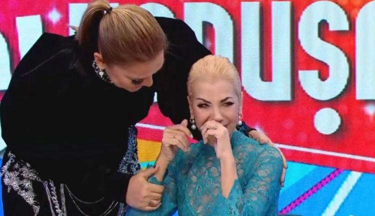 <p><strong>GÖZYAŞLARINA HAKİM OLAMADI</strong></p>

<p><strong><span style="color:#000000">Tedavi sürecinde yanında olan herkese teşekkürlerini ileten Tanyeli, </span><em>"Ben zatürre olduğumu zannettim iyileşmeyince check up yaptırdığımda pankreası öğrendim. Bu hafta benim doğum günü haftam. Dostlarım bana çok büyük emek verdi. Ben çok hazırlıksız yakalandım. Haluk Şentürk, Yıldız Tilbe, Işın Karaca, Zara, Yonca Evcimik, Ebru Gündeş, Sibel Can ve tüm dostlarım bir araya geldi bu da beni çok duygulandırıyor. 14 Ocak'ta doğum günümü kutlayacağız. Bu destek ve moral gecesine döndü. Doğum günümde dostlarımın yanında olmasını istiyorum."</em><span style="color:#000000"> ifadelerini kullanırken gözyaşlarına hakim olamamıştı.</span></strong></p>
