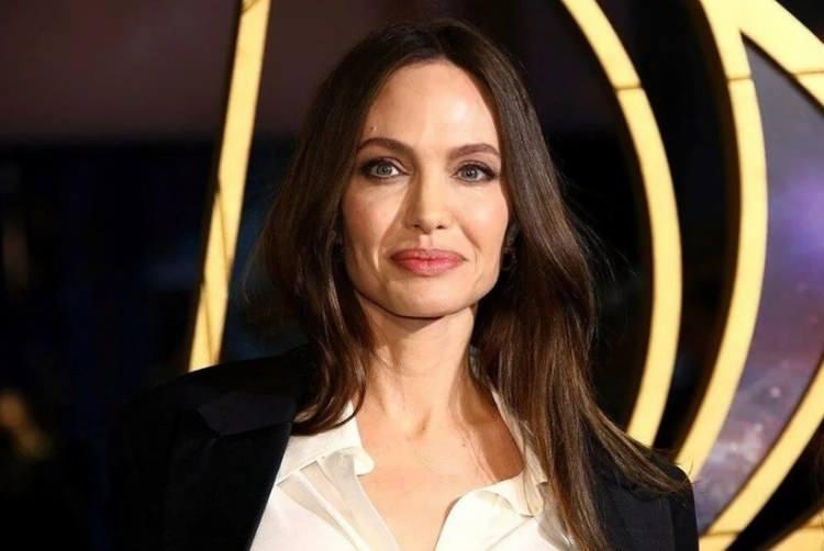 <p><span style="color:#A52A2A"><em><strong>Geçtiğimiz günlerde dünyaca ünlü oyuncu Angelina Jolie, soykırımcı İsrail'in vahşetine sessiz kalmamış ve tepki göstermişti. Babasına bile resti çeken dünyaca ünlü isim Angelina Jolie'nin giyim üzerine açtığı mağazanın kafesinde Türk kahvesi seçeneğinin görenlerin gönüllerini fethetti.</strong></em></span></p>
