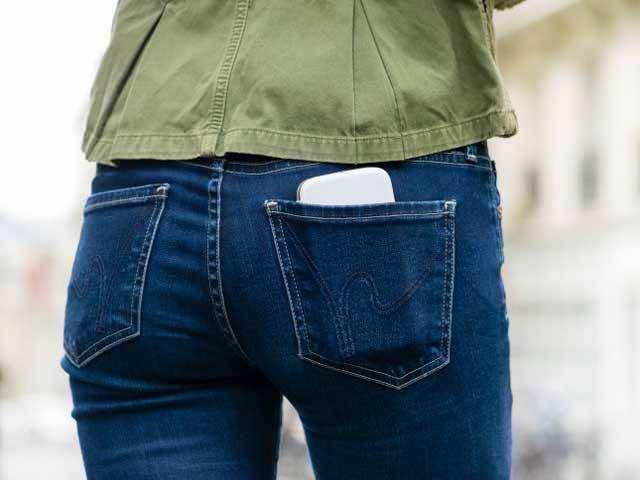 <p>Kredi kartları, ehliyet, kimlik, para ve gereksiz kartlarla doldurulan cüzdanlar özellikle erkekler tarafından pantolonlarının arka cebinde taşınıyor.</p>
