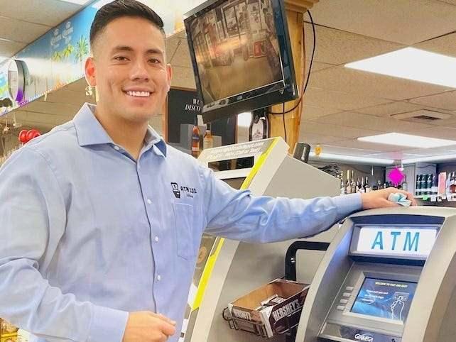 <p><strong>Çevrimiçi forumlara katıldı ve ATM'lerle ilgili kuran diğer kişiler tarafından yayınlanan çok sayıda sosyal medya videosunu izledi. Aylar sonra, ilk ATM'sini 2 bin 100 karşılığında (yaklaşık 60 bin TL ) satın almaya karar verdi ve onu bir güzellik salonuna yerleştirdi. Koyar koymaz, kâr karşısında şaşkına döndü. </strong></p>
