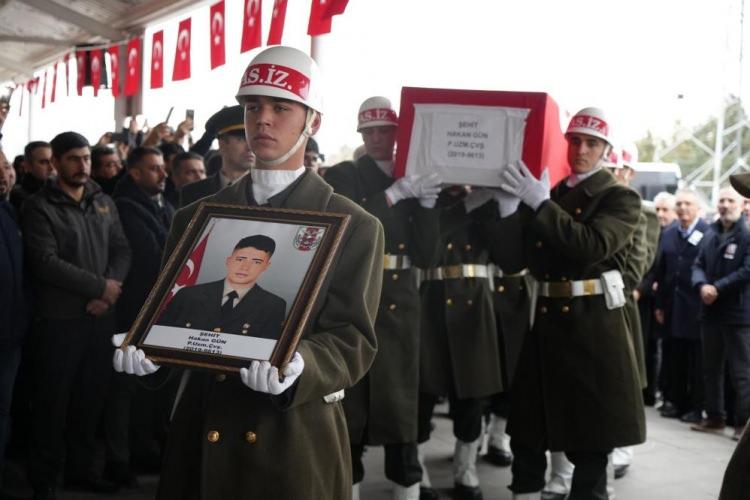 <p>Pençe-Kilit Harekatı bölgesinde bölücü terör örgütü mensuplarının üs noktasına sızma girişimi sırasında çıkan çatışmada şehit olan Piyade Uzman Çavuş Hakan Gün, memleketi Gaziantep'te kılınan cenaze namazının ardından son yolculuğuna uğurlandı. Cenaze namazı sonrası baba Süleyman ile anne Hatice Gün, şehit oğullarına tabutunu öperek veda etti.</p>
