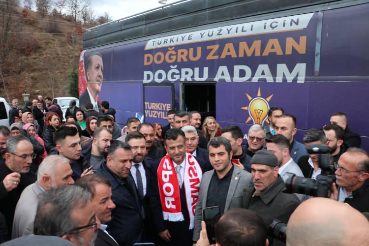 <p>AK Parti Samsun Büyükşehir Belediye Başkan adayı Halit Doğan, İstanbul dönüşü, Samsun'da davul zurna eşliğinde karşılandı.</p>