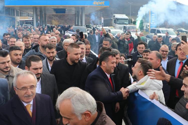 <p>Haliç Kongre Merkezi'nde Cumhurbaşkanı ve AK Parti Genel Başkanı Recep Tayyip Erdoğan'ın 31 Mart'ta yapılacak mahalli idareler seçimi için açıkladığı 10 büyükşehir belediye başkan adayından biri olan Doğan'ın kente gelişi coşkuyla karşılandı.</p>
<p>Havza girişinde bir tesiste düzenlenen karşılama törenine Halit Doğan, seçim otobüsü üstünden yaptığı konuşmada, kendisini bu göreve layık gören Cumhurbaşkanı Recep Tayip Erdoğan ve MHP Genel Başkanı Devlet Bahçeli'ye teşekkür etti.</p>