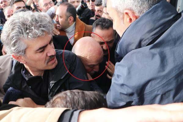 <p>ERZURUM'da AK Parti'den yeniden Büyükşehir Belediye Başkanlığı'na aday gösterilen mevcut başkan Mehmet Sekmen, İstanbul dönüşü partilerce coşku ile karşılandı. Davul-zurnalı, atlı ve meşaleli karşılamada Başkan Sekmen, yaşanan izdiham nedeniyle ezilme tehlikesi de geçirdi.</p>