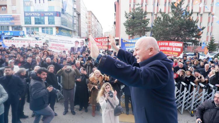 <p>AK Parti'nin 31 Mart 2024 yerel seçimlerinde, 11 büyükşehir ve 15 il belediyesinde başkanlığa aday göstereceği isimler, Cumhurbaşkanı Recep Tayyip Erdoğan tarafından açıklandı. İstanbul Haliç Kongre ve Kültür Merkezi'nde düzenlenen törende, Erzurum Büyükşehir Belediye Başkanlığı'na mevcut başkan Mehmet Sekmen, üçüncü kez aday gösterildi. Törenin ardından saat 11.30 sıralarında uçakla Erzurum'a gelen Başkan Sekmen, havalimanında partililerce coşkulu şekilde karşılandı.</p>
