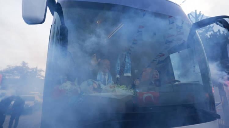 <p>Davul-zurnalı, atlı ve meşaleli karşılamada partilileri selamlayan Başkan Sekmen, yaşanan izdiham nedeniyle ezilme tehlikesi de geçirdi. Sekmen, daha sonra güçlükle bindiği seçim otobüsünden halkı selamladı. Seçim otobüsüyle kent merkezine 2 kilometrelik konvoy ile giriş yapan Sekmen'e AK Parti İl Başkanı İbrahim Küçükoğlu, milletvekilleri ve ilçe belediye başkanları da eşlik etti. Kent merkezinde otobüsün önüne sık sık kesen partililer, Sekmen'e sevgi gösterisinde bulundu.</p>

