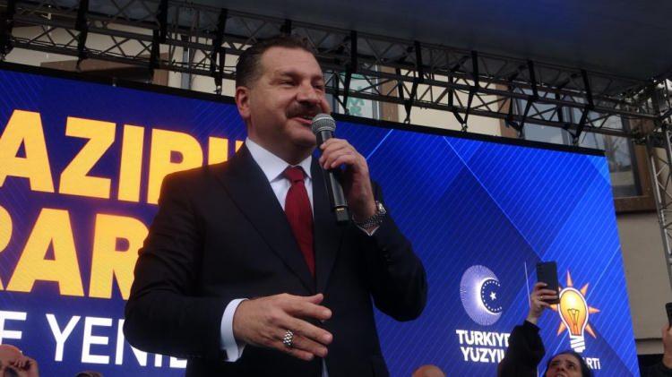 <p>AK Parti&rsquo;nin Balıkesir B&uuml;y&uuml;kşehir Belediye Başkan Adayı Y&uuml;cel Yılmaz, Balıkesirliler tarafından coşkuyla karşılandı. Yağmura aldırış etmeyen vatandaşlar Y&uuml;cel Yılmaz&rsquo;ı &ccedil;algı, halk oyunları ve karanfillerle karşılandı.</p>

