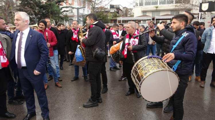 <p>Cumhurbaşkanı ve AK Parti Genel Başkanı Recep Tayyip Erdoğan tarafından ikinci kez Balıkesir B&uuml;y&uuml;kşehir Belediye Başkan Adayı olarak a&ccedil;ıklanan Y&uuml;cel Yılmaz memleketi Balıkesir&rsquo;de coşkuyla karşılandı</p>
