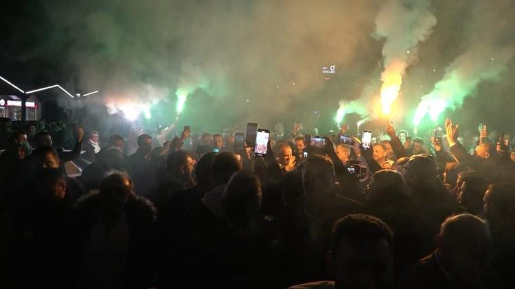 <p>Cumhurbaşkanı ve AK Parti Genel Başkanı Recep Tayyip Erdoğan'ın Bursa B&uuml;y&uuml;kşehir Belediye Başkan adaylarının mevcut Bursa B&uuml;y&uuml;kşehir Belediye Başkanı Alinur Aktaş olduğunu a&ccedil;ıklamasının ardından Aktaş, Bursa girişinde meşalelerle karşılandı.</p>
