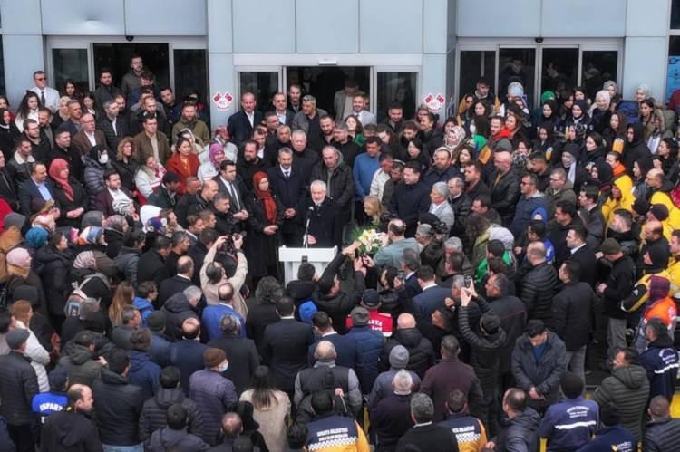 <p>Cumhurbaşkanı ve AK Parti Genel Başkanı Recep Tayyip Erdoğan tarafından yeniden Isparta Belediye Başkan Adayı olarak ilan edilen Belediye Başkanı Ş&uuml;kr&uuml; Başdeğirmen, belediye binasına gelişinde mesai arkadaşlarının sevgi seliyle karşılandı.</p>
