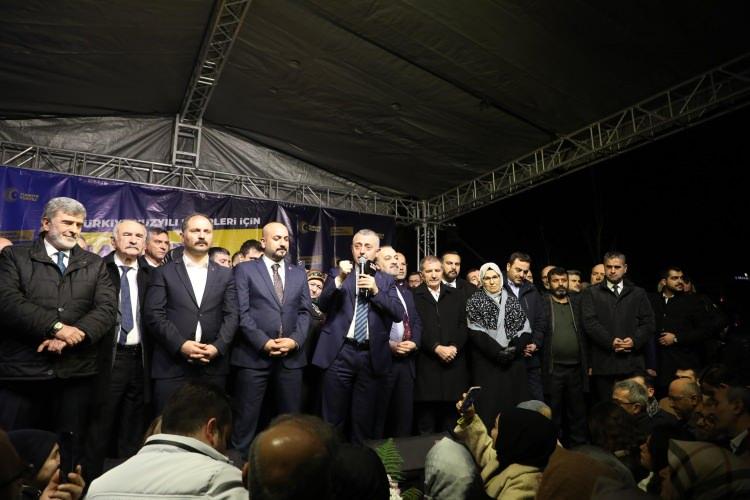 <p>AK Parti'nin yerel se&ccedil;imlerde yeniden Kocaeli B&uuml;y&uuml;kşehir Belediye Başkanı adayı g&ouml;sterdiği Tahir B&uuml;y&uuml;kakın İstanbul'dan d&ouml;n&uuml;ş&uuml;nde, AK Parti Kocaeli İl Başkanlığı &ouml;n&uuml;nde meşalelerle karşılandı.</p>
