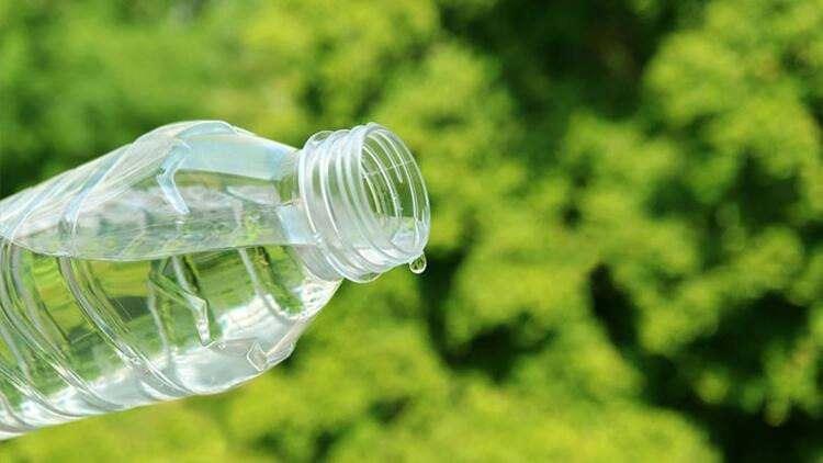 <p>Bu mikroskobik partiküller, plastikleri daha dayanıklı, esnek ve uzun ömürlü hale getiren kimyasallar olan ftalatları taşır.</p>