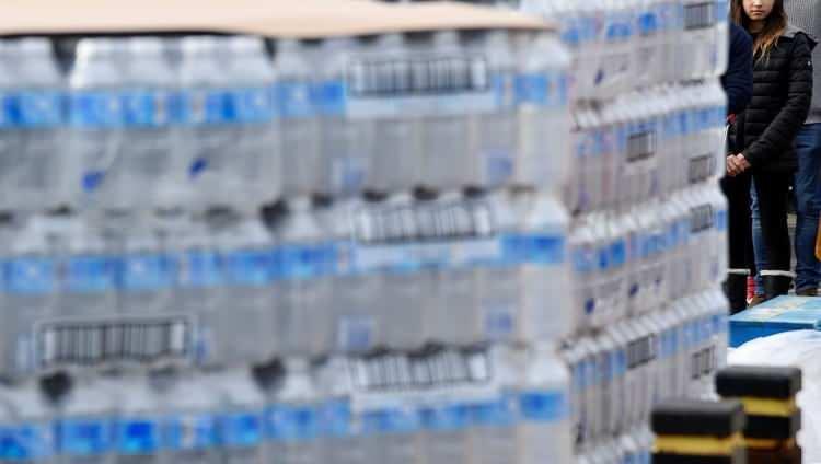 <p>Nanoplastikleri incelemek için yeni kapasitelere sahip olan bilim insanları, şişelenmiş sudaki plastik parçalarının miktarının daha önce keşfedilenden yaklaşık 10 ila 100 kat daha fazla olduğunu ortaya çıkardı.</p>
