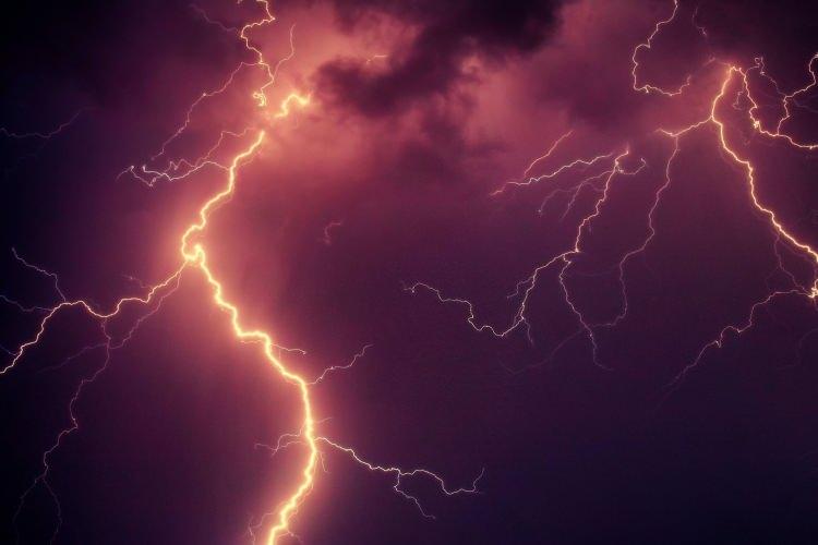 <p>Sistem lazerlerin, yıldırımın Dünya’ya doğru yolculuk etmesi için daha elverişli bir güzergah oluşturma kabiliyeti sayesinde çalışıyor.</p>