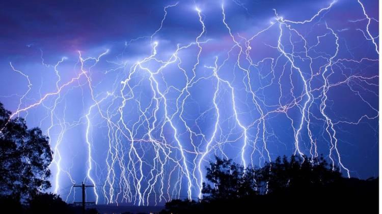 <p>İlk göstergeler de bu lazer paratonerlerin saptırma aralığının, geleneksel metal paratonerlerden çok daha geniş olduğuna işaret ediyor. Geleneksel metal paratonerler, görünürde çubuğun uzunluğunun yaklaşık iki katı genişlikteki bir alanı kapsıyor.</p>