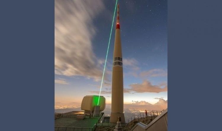 <p>Lazer sisteminin ana üssü Säntis’in tepesine inşa edilirken, İsviçre’nin en büyük helikopterinden yardım alındı. Tüm bunlar, çok düşük maliyetli karasal tabanlı paratonerler sayesinde, banliyölerdeki evlerin lazer paratonerleri çok büyük ihtimalle göremeyecekleri anlamına geliyor.</p>
