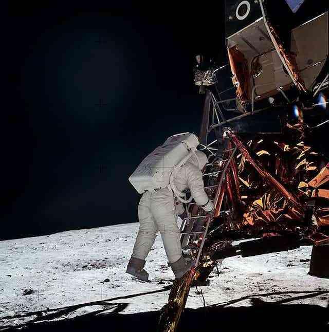 <p><span style="color:#B22222"><strong>AY'A İNİŞ KOMPLOSU</strong></span></p>
<p> </p>
<p>Ay'a iniş komplosu, Amerika'nın 1969 yılında Apollo 11'in Ay'a inişini hiçbir zaman tamamlamadığını iddia etmektedir.</p>