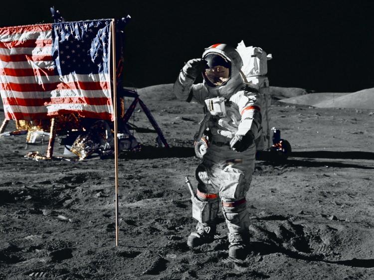 <p><span style="color:#B22222"><strong>NASA'YA GÖRE CEVAP ASLINDA ÇOK AÇIK... İŞTE NEDENİ</strong></span></p>
<p> </p>
<p>Fotoğraftaki bayrak daha yakından incelendiğinde, onu yukarıda tutan metal bir direk olduğu açıkça görülmektedir.</p>
<p> </p>
<p>Bayrak yolda dört gün boyunca saklandıktan sonra buruşur ve tam da Ay'da rüzgar olmadığı ve yerçekimi az olduğu için buruşuk kalır.</p>