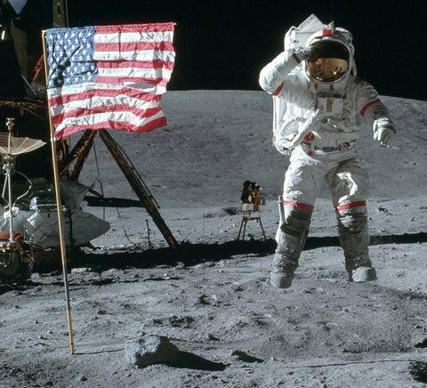<p>Ay gününde çekildikleri için astronotların ve araçların Güneş tarafından parlak bir şekilde aydınlatıldığını fark edeceksiniz.</p>