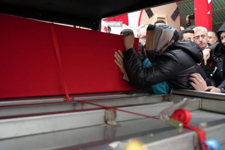 <p>Pençe Kilit Harekatı bölgesinde üs noktasına sızmaya çalışan bölücü terör örgütü mensupları ile Türk Silahlı Kuvvetleri (TSK) arasında çatışma çıktı. Hain terör örgütü ile çıkan çatışmada 9 asker şehit olurken, 4 asker yaralandı. Hain saldırıda Gaziantepli Piyade Uzman Çavuş Hakan Gün de şehit oldu.</p>
