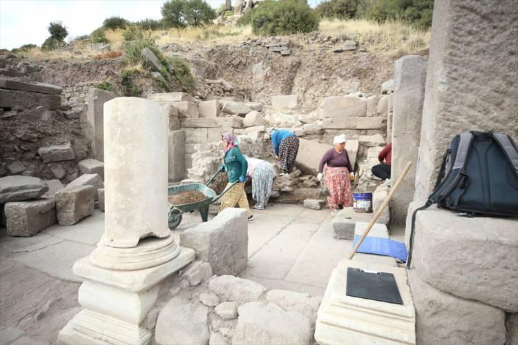 <p>Çanakkale'nin Ayvacık ilçe merkezinin 17 kilometre güneyindeki Behramkale köyünde yer alan Assos Antik Kenti, tarih boyunca Lidya, Pers, Pergamon¸ Roma egemenlikleri altında varlığını sürdürdükten sonra Orta Çağ'da terk edildi.</p>