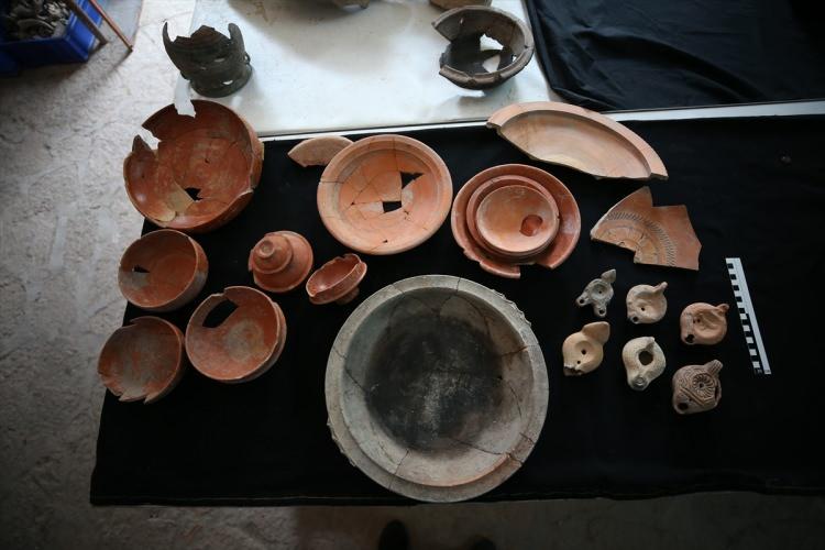 <p>Çanakkale Onsekiz Mart Üniversitesi (ÇOMÜ) İnsan ve Toplum Bilimleri Fakültesi Öğretim Üyesi Prof. Dr. Nurettin Arslan başkanlığındaki kazı heyeti, gün ışığına çıkardıkları eşyalarla Türkiye'nin en çok ziyaret edilen antik kentlerinden Assos'ta yaşamış insanların yemekleri nasıl pişirdikleri ve servis ettikleri, hangi hayvanları tükettikleri, hangi araç ve gereçleri kullandıkları gibi soruların yanıtlarını arıyor.</p>
<p> </p>