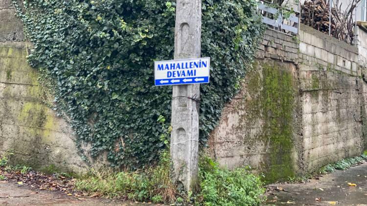 <p>Yeni yapılan yola rağmen vatandaşlar yine de eski yolu kullanmaya devam edince yolun sıkışmasından rahatsız olan mahalleli bu durumu mahalle muhtarına aktardı. </p>