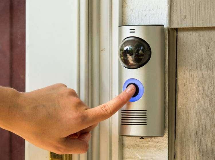 <p>Kapıyı çaldıktan sonra kim o sorusuna ben diye cevap vermek</p>