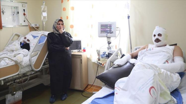 <p>Tüpte kaçak var mı diye çakmakla kontrol etmek</p>