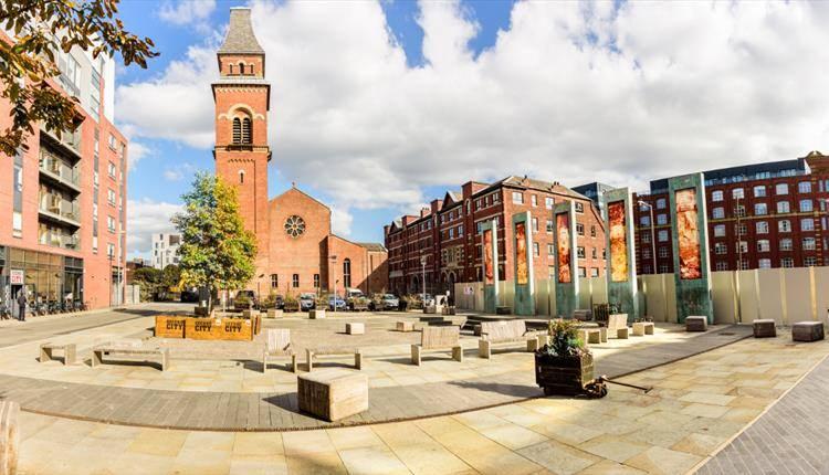 <p>Cutting Room Square, Manchester, İngiltere</p>
