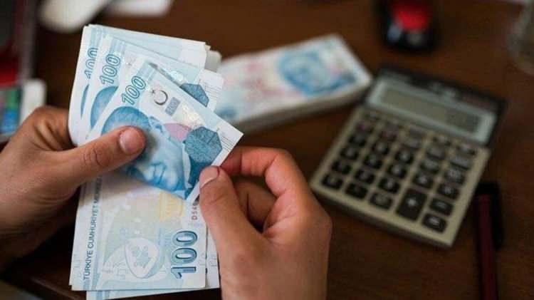 <p>Memur ve memur emeklisinin yüzde 49,25'lik maaş artışına karşın, işçi ve Bağ-Kur emeklisinin zam oranının 37,57'de kalması kamuoyunda beklentilere yol açtı. </p>
