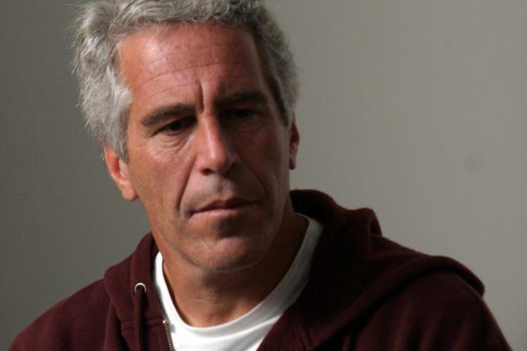 <p>Epstein'ın bağlantıları yukarıdaki isimlerden ibaret değil. Seks tüccarına bir dönem 'emlak müdürü' olarak hizmet etmiş Alfredo Rodriguez, 2015 yılında Epstein'ın notlarının bulunduğu adres defterini 50 bin dolara satmak isterken FBI'a yakalanmış, sonrasında bu liste ABD basınında yayınlanmıştı. Düzinelerce dolar milyarderi, üst düzey politikacı, diplomat ve kraliyet ailesi üyelerinin yer aldığı listede tam 1510 isim bulunuyor.</p>
<p> </p>