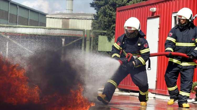 <p>İtfaiye yangın söndürme işlerinde çalışanlar</p>