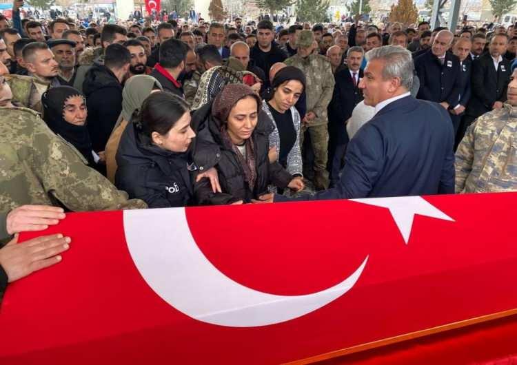 <p>Binlerce kişinin katıldığı cenaze töreninde terör örgütü aleyhine sloganlar atıldı. İkindi namazına müteakip kılınan cenaze namazı sonrası Şehit Piyade Uzman Çavuş Serkan Sayın, Adıyaman Şehitliğinde son yolculuğuna uğurlandı.</p>