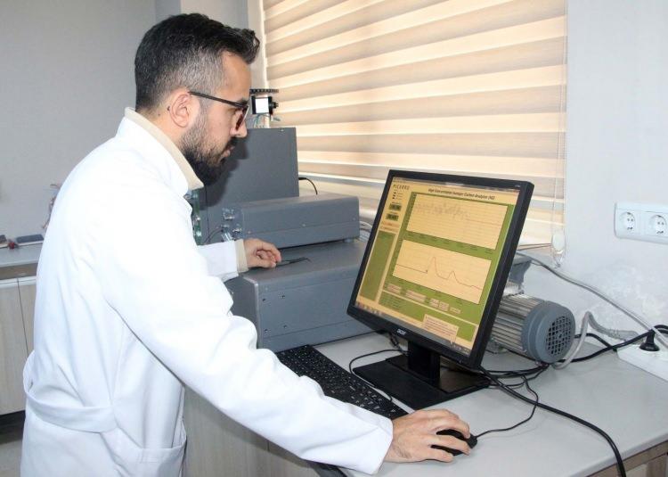 <p><em></em>Son dönemde insanların mutfaklarındaki kimyasalları karıştırarak, zeytinyağlarının sahte olup, olmadığı anlamak için girdikleri çabaya ilişkin Sevindik, şunları ifade etti: <em><strong>"Zeytinyağının sahte olup, olmadığının anlaşılması için ancak ve ancak hassas teknolojik yöntemler doğru sonuçlar verebilir."</strong></em></p>