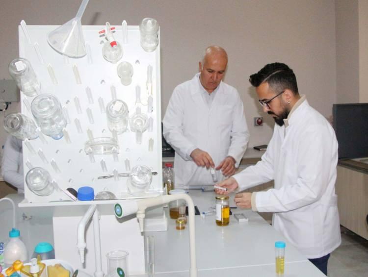 <p>Merkezde gıda hileleri üzerine çalışmalar yürüten öğretim görevlisi Onur Sevindik ise hasat döneminden bu yana son 3 aylık süreçte çok yoğun şekilde analiz yaptıklarını belirterek, şöyle konuştu: <em><strong>"Bu yıl zeytinyağı hile analizi için hem üreticiden hem de yüksek miktarda ürün alacak olan tüketicilerden çok fazla talep var. Çünkü bu sene fiyatların artışı ile zeytinyağına olan güven duygusu azaldı. Örneğin zeytinyağına mısır, ayçiçeği, pamuk, kanola, çivit yağı işleniyor."</strong></em></p>
