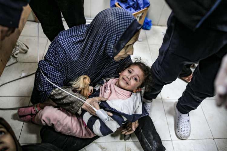 <p> İsrail'in gece boyunca havadan ve karadan Gazze Şeridi'nin çeşitli bölgelerine düzenlediği saldırılarda 100'den fazla Filistinli hayatını kaybetti, çok sayıda kişi yaralandı.</p>

