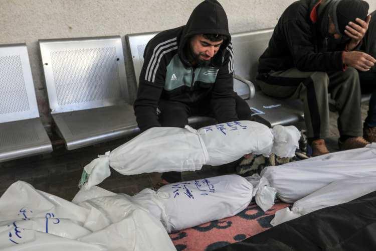 <p>Filistin resmi ajansı WAFA'ya göre, Gazze'nin orta kesimlerindeki Derec Mahallesi'nde ikamet eden Kasım, Hassuna, Zuh ve Şubki ailelerinin kaldığı bir binaya düzenlenen bombardımanda 50 kişi hayatını kaybetti.</p>
