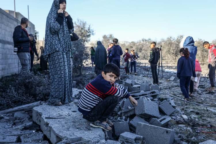 <p>İsrail'in Gazze Şeridi'ne saldırılarında en az 10 bin 300 çocuk, 7 bin 100 kadın olmak üzere, 23 bin 968 Filistinli öldürüldü, 60 bin 582 kişi de yaralandı. </p>
