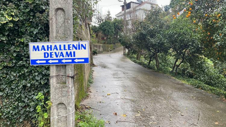 <p>Yeni yol yapılınca vatandaşların sürekli yanlış yola girdiğini ve bu sıkışıklığı gidermek için bir de tabela asma ihtiyacı duyduklarını ifade eden Çiftekavak mahallesi muhtarı Varol Akay, “Biz burada yeni bir yol yaptık. Mahalleye yeni gelenler tabela asılmadan önce hep eski yolu kullanıyorlardı. Burada trafik sıkışmaları oldu. Biz de 'Bu sefer ne yapalım' diye düşündük. Özellikle mahalle sakinleri çok şikâyet ettiler. Ben de düşündüm taşındım, bir tabela yaptıralım dedim. ‘Mahallenin devamı’ diye tabela yaptırdık. Bizde rahatladık. Tabeyı yaptırmak da hiç zor olmadı, hemen gittim yazdırdım. Herkesin de hoşuna gitti. Tabelayı görenlerin hoşuna gidiyor. Fotoğraf bile çektiriyorlar. Zorda kaldığımız zaman sıkıntıları çözüyoruz” ifadelerini kullandı.</p>