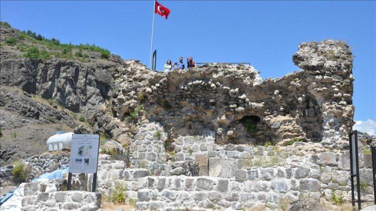 <p><strong>Artvin</strong>:<br />
<br />
Kazım Koyuncu, Boğa Güreşi, Şavşat Kalesi</p>
<p> </p>