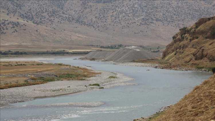 <p><strong>Hakkâri: </strong></p>

<p>Taşköprü, Kayme Sarayı, Zap Suyu</p>

<p> </p>
