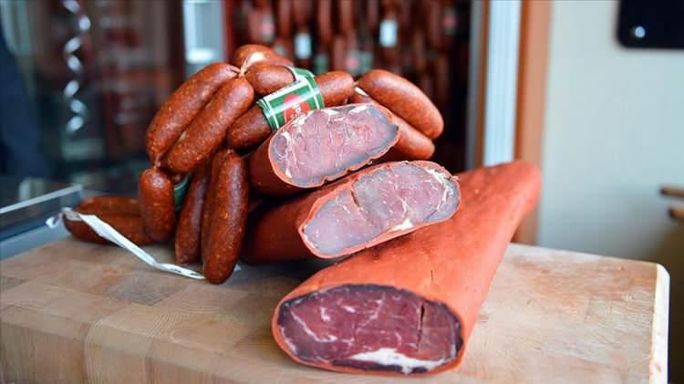 <p>Kayseri:</p>

<p>Pastırma / Sucuk, Erciyes, Mantı</p>

<p> </p>
