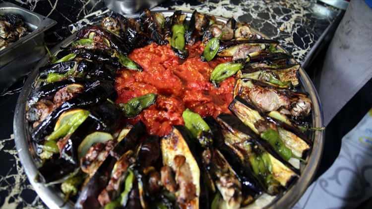 <p><strong>Tokat: </strong></p>

<p>Yaprak Sarma, Tokat Kebabı, Saat Kulesi</p>

<p> </p>
